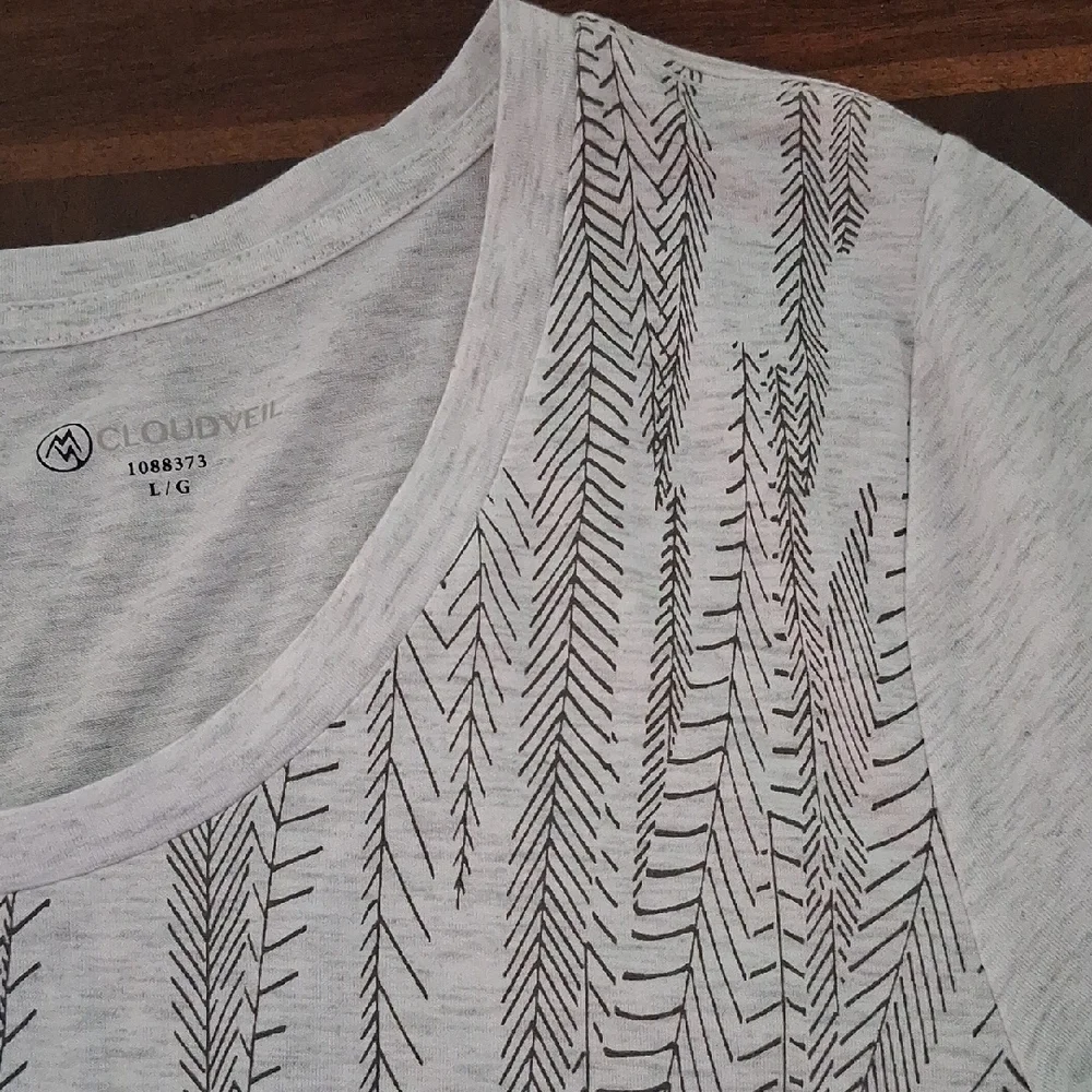 Cloudveil Light Gray Short Sleeve Tee with Feather Design 4346 - Picture 7 of 9